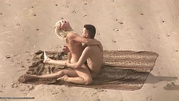 Novinhos bem apaixonados em um sexo muito quente na praia