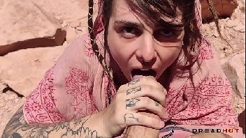 Conto erótico.com tatuada linda fazendo um boquete em meio ao deserto