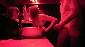 Amadora safada fazendo sexo por dinheiro no banheiro da festa com o gordinho