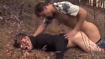 Xvideos novinho dando o cu de bruços no meio do mato