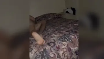 Puta rabuda arrombada dando o cu e levando leitada