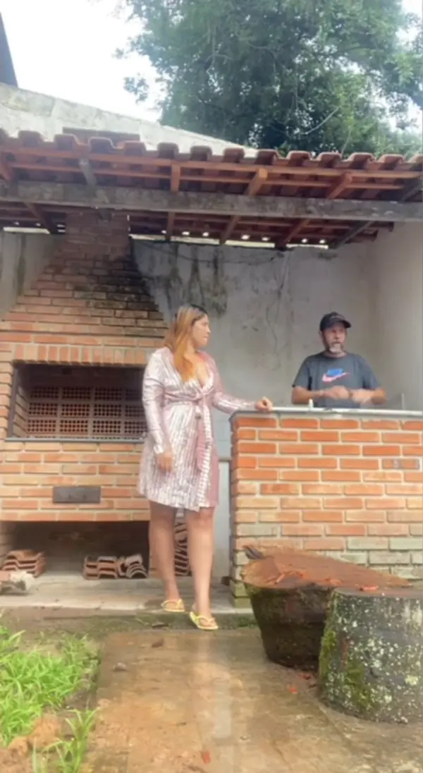 Pedreiro socando forte na puta e alargando o cuzinho dela