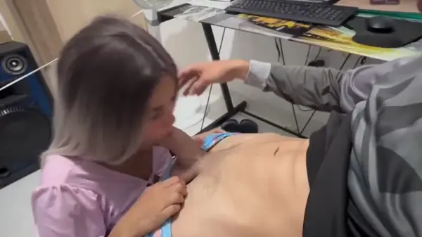 Puta safada engasgando no cacete e chupando com tesão