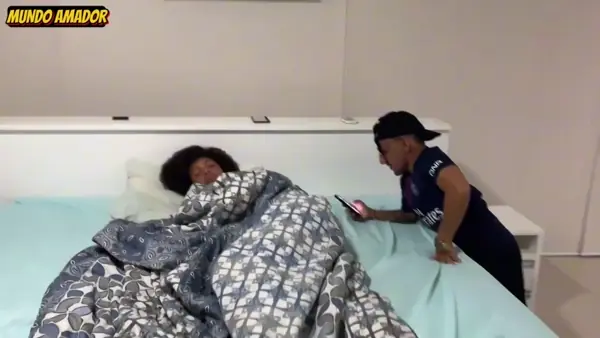 Rabuda arregaçada levando rola grossa no cu até gozar