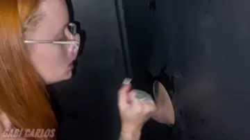 Ruivinha tarada chupando pau gostoso no motel