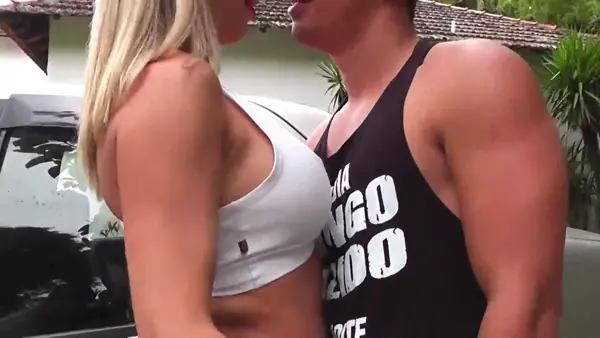 Veia tarada implorando por piroca bombada arrombando sem dó