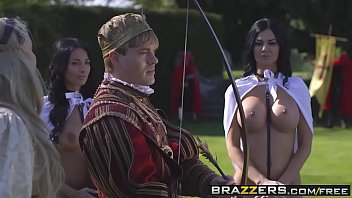 Duas gostosas gemem de prazer enquanto transam com o macho alfa