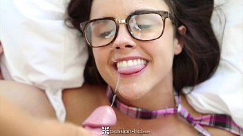 Fudendo a nerd gostosa com tesão e gemidos altos no vídeo
