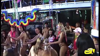 Mulheres fazendo sexo no carro durante a folia do carnaval 2019 intenso